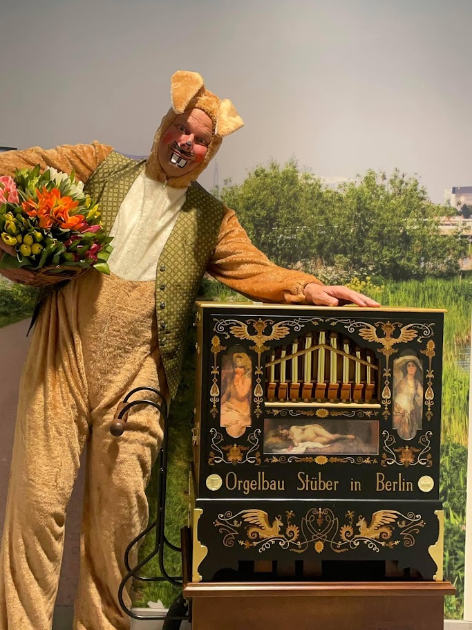 Paashaas met draaiorgeltje