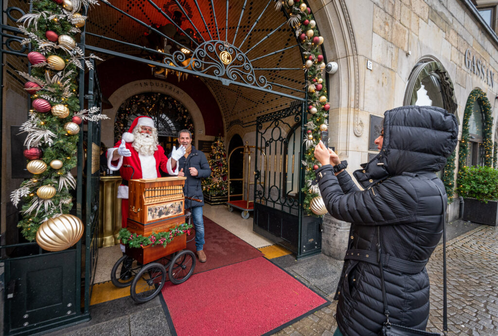 Kerstman met kleind draaiorgeltje
